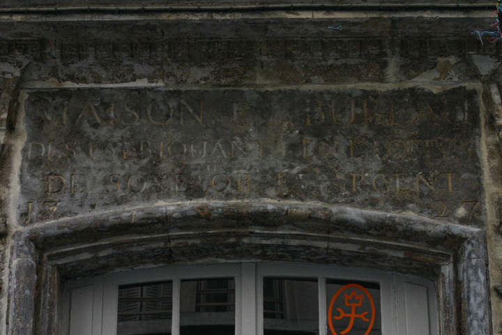 1 rue Émile-Zola, pierre gravée en mémoire du syndicat des fabricants de soie.