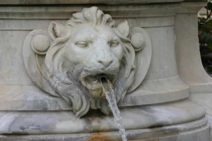 Place Meissonnier, détail de la fontaine.