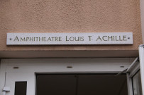 Plaque de l'amphithéâtre Louis T. Achille.