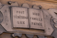 126 route de Vienne, inscription "Post Tenebras Lux, Dieu Famille Patrie"