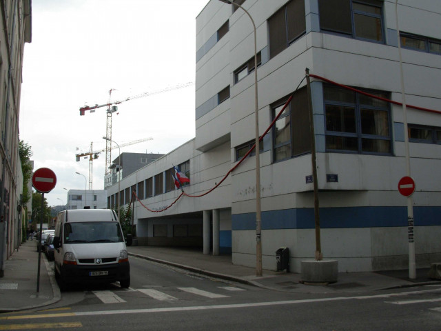 Angle de la rue Bichat et de la rue Seguin, collège Jean-Monet.