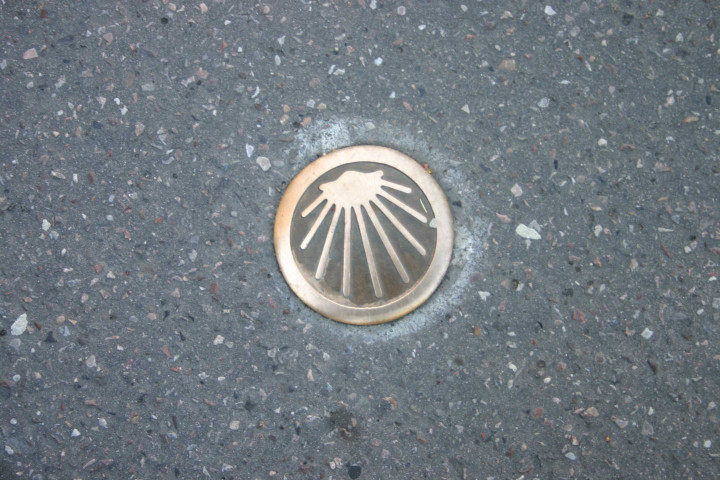 Clou balisant le chemin de Saint-Jacques-de-Compostelle.