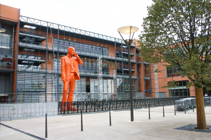 Esplanade devant la salle 3000.