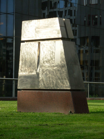 Vers la Tour Swiss-Life, sculpture anonyme.