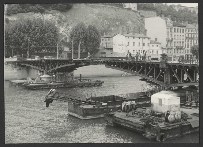 Démolition du pont de l'Homme de la Roche.