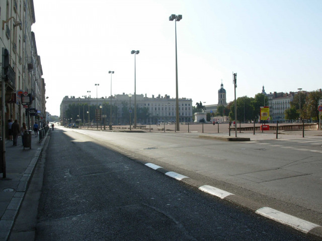 Place Bellecour, abattage des arbres des chaussée nord et est.