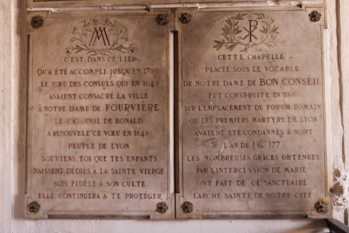 Plaque en mémoire du 8 septembre 1643 et plaque en mémoire de la fondation de la chapelle.