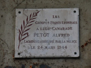 Plaque en mémoire d'Alfred Petot.
