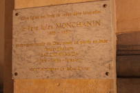 Eglise Notre-Dame-Saint-Vincent de Paul, plaque en mémoire de Jules Monchanin.