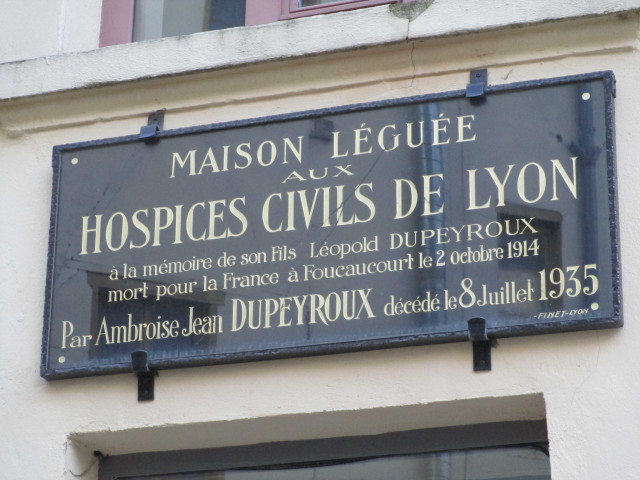 Hospices Civils de Lyon, plaque commémorative de la donation de la maison par Ambroise-Jean Dupeyroux en mémoire de Léopold Dupeyroux.
