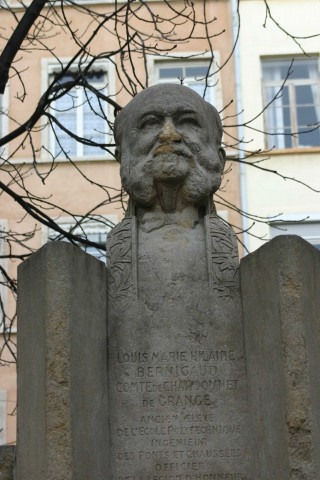 Monument au Comte Hilaire de Chardonnet par Jean-Baptiste Larrivé.