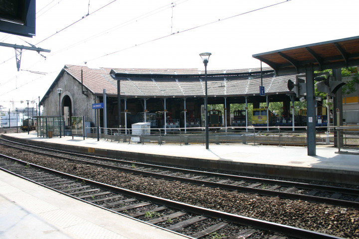 Rotonde et quai d'embarquement des voies pour Saint-Etienne.
