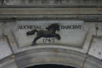 7 rue Puits-Gaillot, enseigne au Cheval d'Argent.
