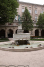 Palais Saint-Pierre, jardin, fontaine centrale.