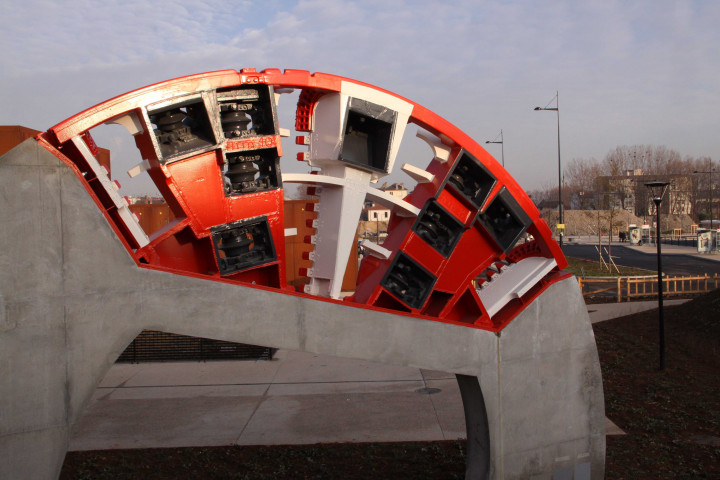 Station de métro, gare d'Oullins, morceau de la roue de coupe du tunnelier.