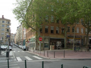 Angle de la place Lieutenant-Morel et de la rue des Chartreux.