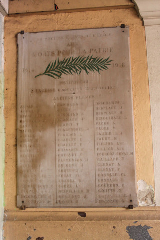26 rue du Premier-Film, groupe-scolaire Lumière, plaques commémoratives.