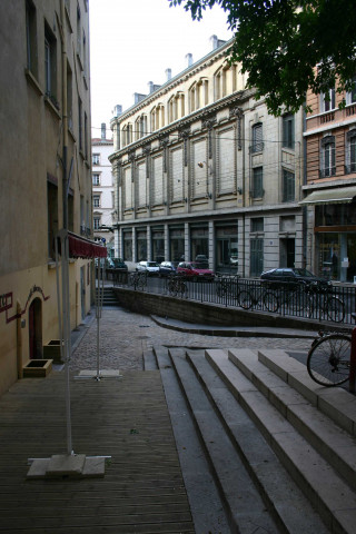 Rue Louis-Vitet.
