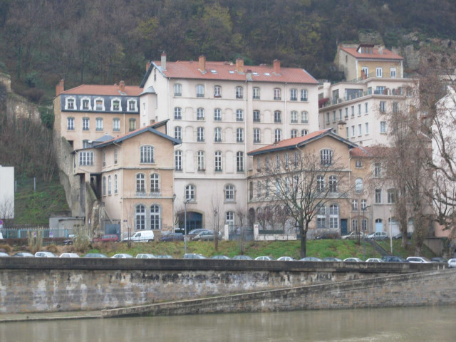 Vue sur la rue Saint-Georges et sur le quai Fulchiron, prise depuis le quai Maréchal-Joffre.