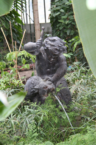 Grandes serres, vestige de la fontaine de la place Valmy.