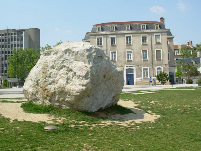 Esplanade du Gros-Caillou, vue du rocher.