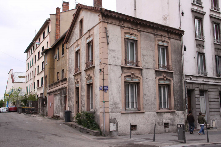 Angle du 144 avenue Berthelot et de l'impasse des Chalets.