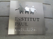 Plaque de l'Institut Paul-Bocuse.