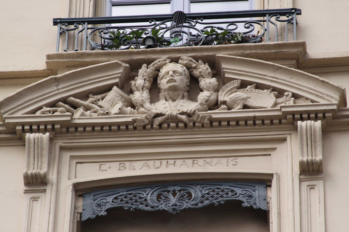 7 place d'Helvétie et rue Malesherbes, détail sur la façade, Beauharnais.