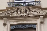 7 place d'Helvétie et rue Malesherbes, détail sur la façade, Beauharnais.