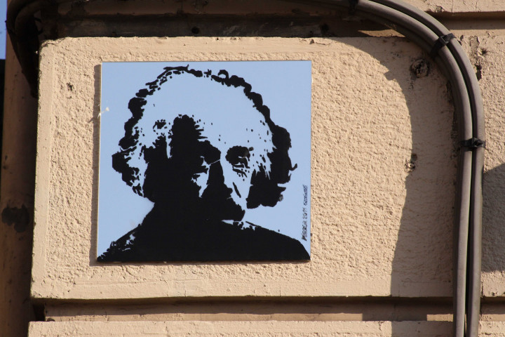 Angle du quai des Celestins et de la rue Port-du-Temple, miroir 2011, portrait d'Albert Einstein.
