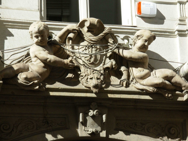 17 rue du Bât-d'Argent, statue.