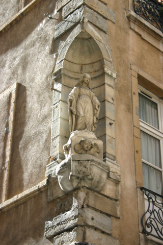 Angle nord-ouest de la rue Lanterne et de la rue Longue.