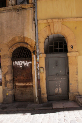 Aux numéros 7 et 9.