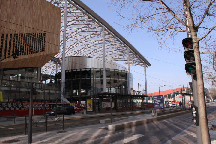 Centre commercial et pôle de loisirs Confluence, rame du tramway T1.