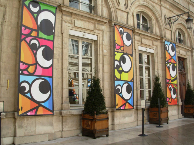 Hôtel-de-Ville, cours basse et haute, décoration "Birdy" de Knar, Pâques 2012.