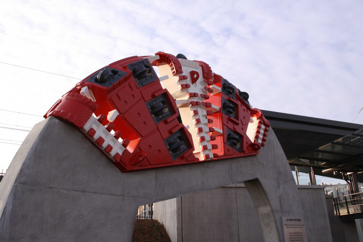 Station de métro, gare d'Oullins, morceau de la roue de coupe du tunnelier.