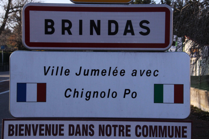 Ville jumelée avec la commune de Chignolo-Po en Italie, panneau.