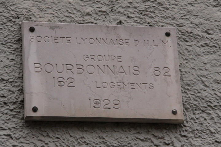 82 rue du Bourbonnais, plaque "Société Lyonnaise d'HLM" et plaque commémorative dédiée à Henri Mazuir.