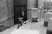 Personne âgée et garçon sur les marches d'un escalier vers la rue des Tables-Claudiennes.
