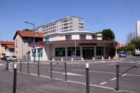 Rue du Professeur-Morat et rue Jean-Desparmet, vue sur la Caisse d'Epargne.