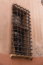 Au numéro 3, fenêtre avec grille.