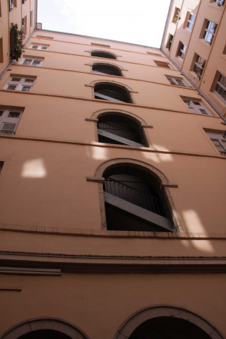 15 rue de l'Annonciade, cour intérieure, façade et escaliers.