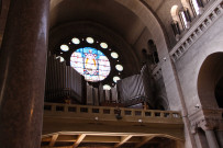 Vue de l'orgue et du vitrail.