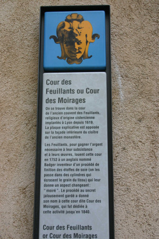Cour des Feuillants ou cour des Moirages, entre la place Croix-Paquet et la Petite rue des Feuillants et plaque