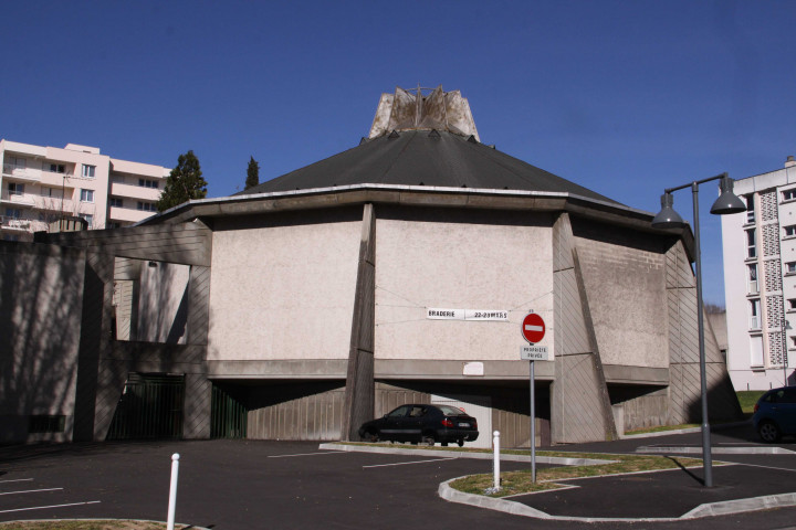 Eglise Saint-Anne de Menival.