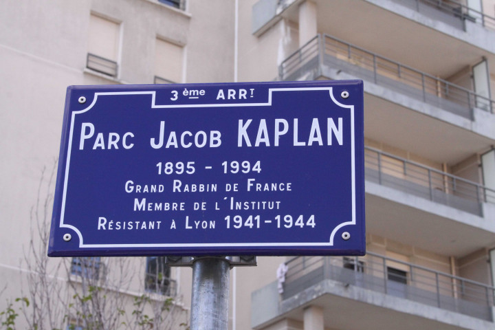 Plaque.
