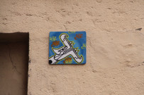 Rue Pouteau vers la rue Burdeau, plaque Quetzalcoatl d'Oré.