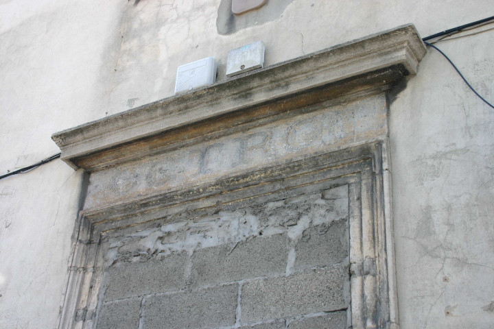 Angle du 47 rue de Bourgogne et de la rue de la Gare, ancien bâtiment de l'octroi.