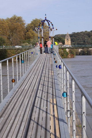 Belvédère de l'Ecluse sur la Saône, œuvre de Jean-Michel Othoniel.
