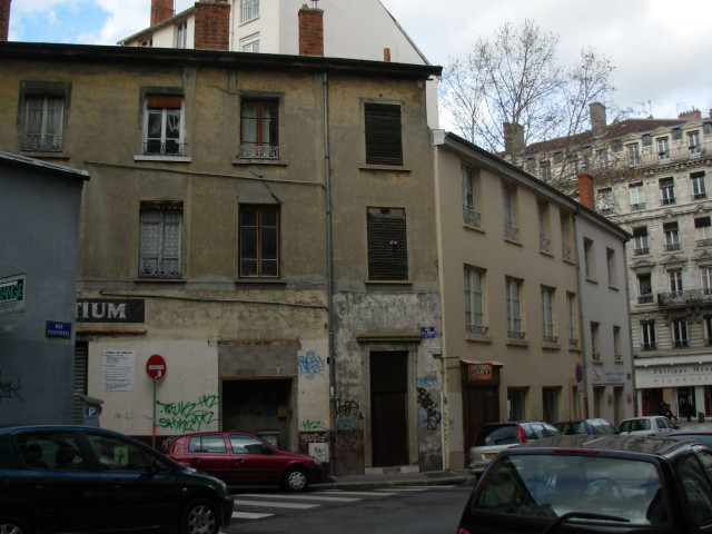 Angle nord-ouest de la rue Marius-Audin et de la rue Chaponnay.